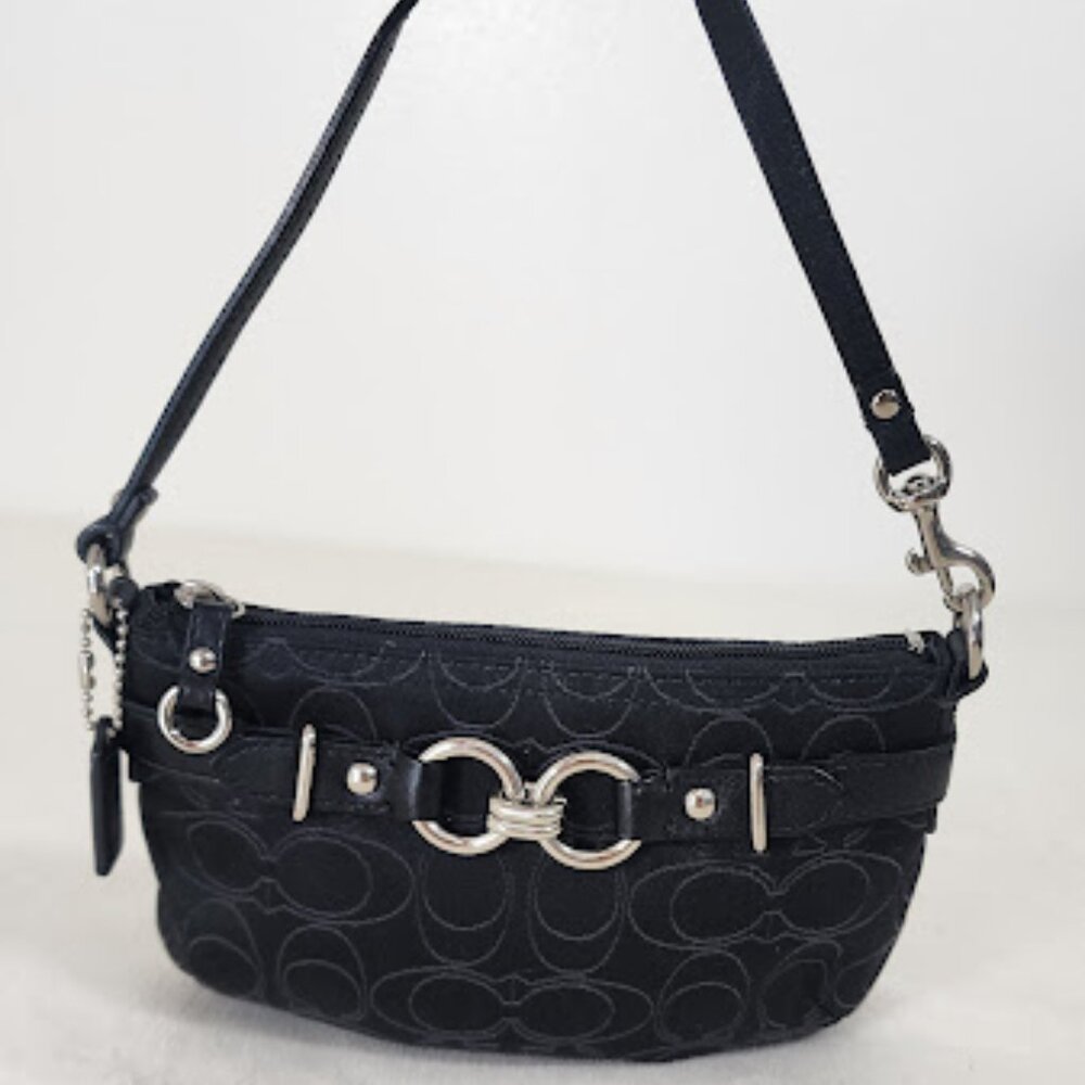 Coach Pochette. Ability to extend strap.